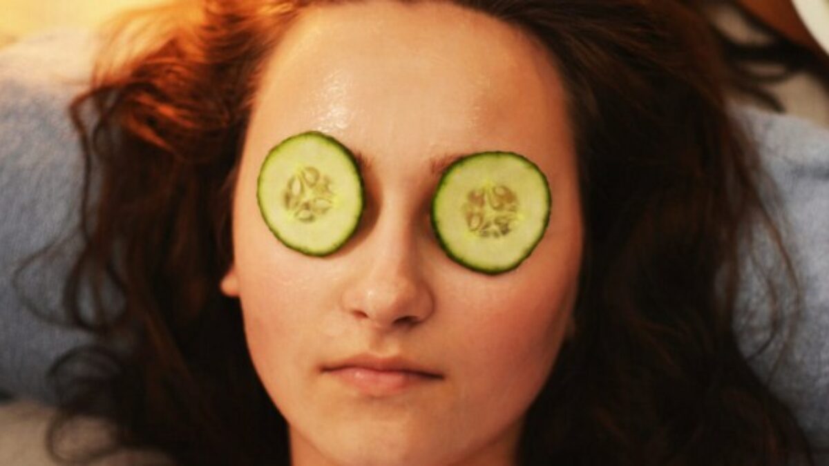 10 Sheet Clay Mask Yang Bagus Untuk Kulit Jerawat Berminyak<script async src=