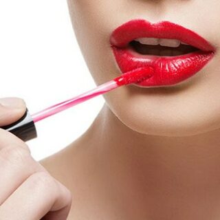 Gambar 1 - Lipgloss yang bagus untuk bibir