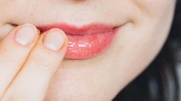 Manfaat Lip Gloss untuk melembabkan bibir