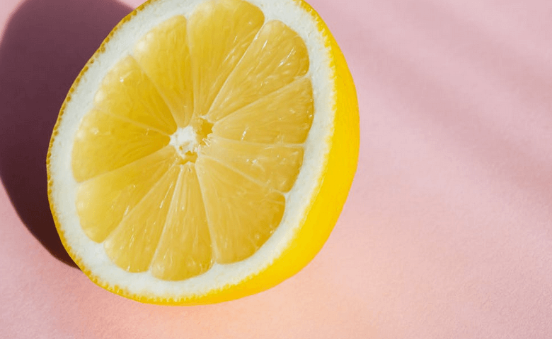 Cara membuat scrub lemon untuk komedo